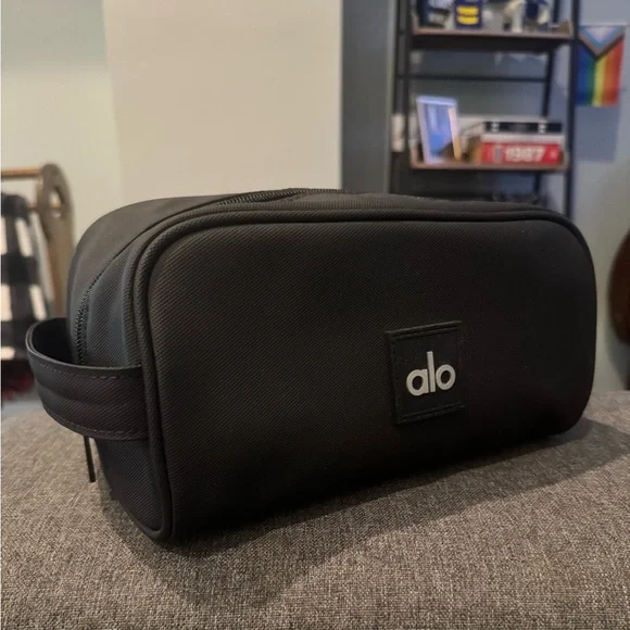 Alo Yoga All In Dopp Kit - Picture 1 of 7